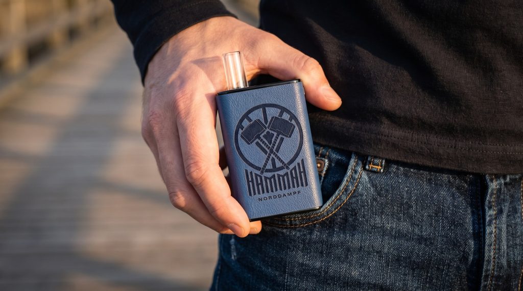 NORDDAMPF HAMMAH Vaporizer in Blau vor einer Jeanstasche